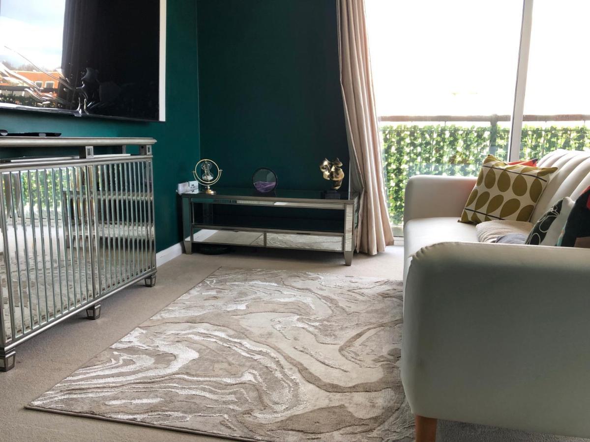 Beautiful 1-Bed Apartment In Redhill Redhill  Kültér fotó
